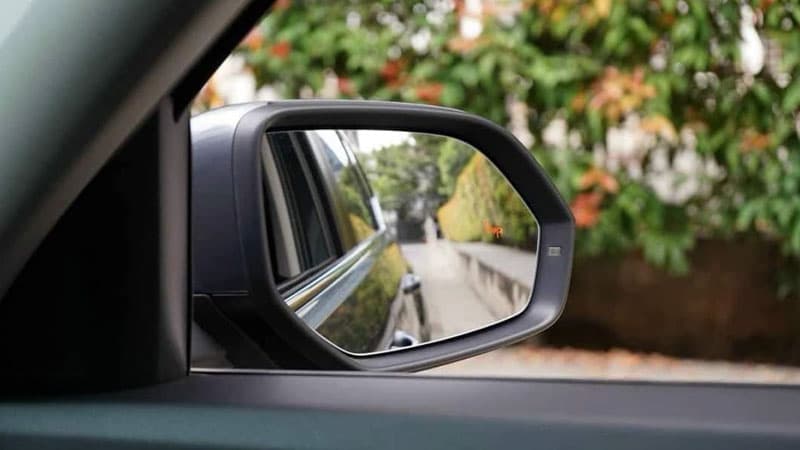 Hỗ trợ cảnh báo có phương tiện phía sau giúp người lái an tâm khi