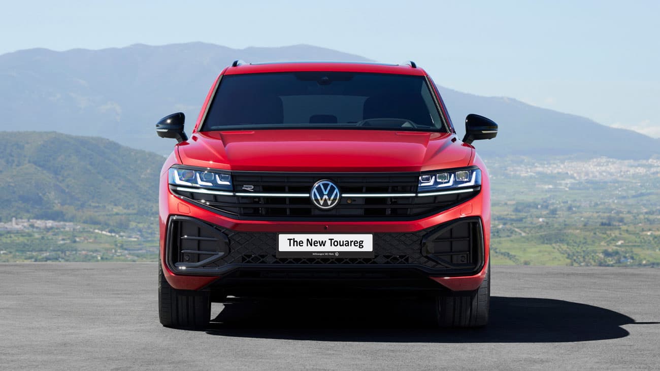 Logo R-Line với thanh LED nối liền với logo VW phát sáng nổi bật tạo