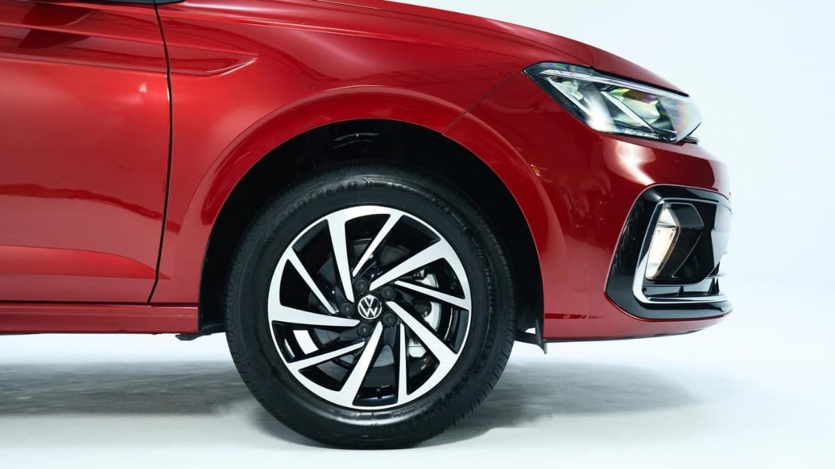 Mâm xe 16 inch tạo điểm nhấn ngoại thất rõ ràng, giúp tổng thể xe cân